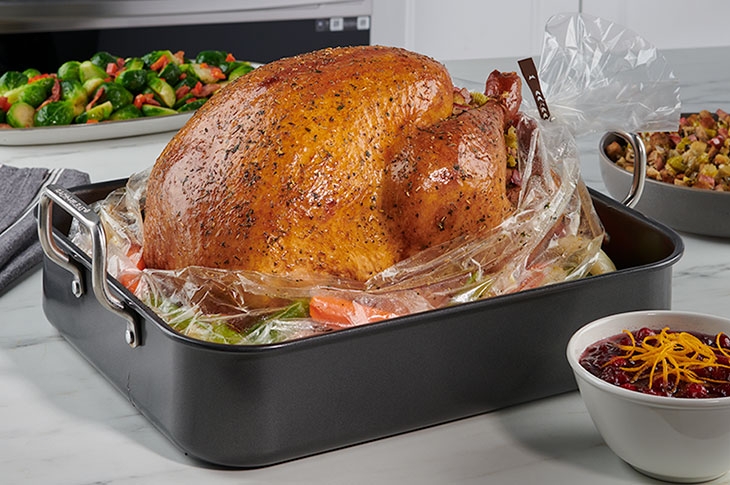 https://www.reynoldsbrands.com/sites/default/files/styles/gc_image_slide_large/public/2023-11/cook-a-turkey-in-an-oven-bag-step-1.jpg?itok=uV2h5LxC