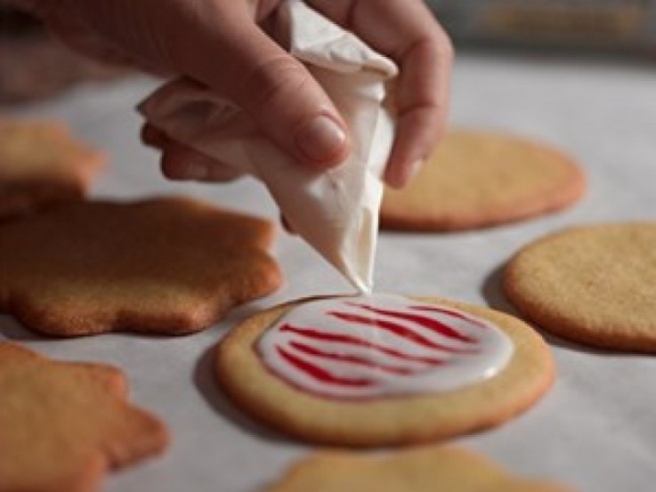 Decorating cookies using parchment paper