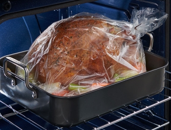 COOKING A TURKEY IN A REYNOLDS OVEN BAG  We're cooking our turkey ahead of  time 