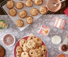 Decorate Treats Using a Pastry Bag Made of Parchment – It’s Easy!